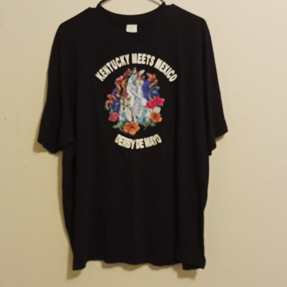 Gildan black graphic t-shirt